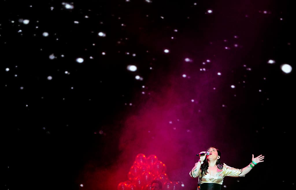 La cantante y compositora mexicana expande los límites del pop independiente con su álbum que mezcla estilos de Lana del Rey y Björk en un sonido único.