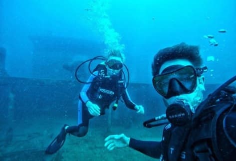 El actor compartió en su cuenta de Instagram esta fotografía con el texto: "Navegando en barco... hundido con mi amorcito".