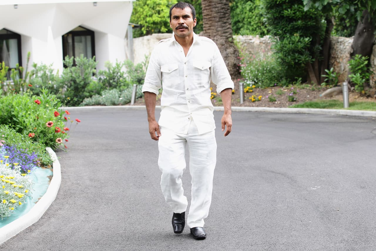 El camino no fue nada fácil y mientras acumulaba rechazos en cada uno de los castings que realizaba tuvo que trabajar como vendedor de jugos o lava coches para poder sobrevivir, según relató el actor para el 
<i>Diario Portal. </i>A Hernández le costó cuatro años encontrar su primer trabajo en el séptimo arte y sus primeras apariciones las realizó en 
<i>Propiedad ajena</i> (2008), 
<i>Bala mordida</i> (2009) y 
<i>Sin nombre</i> (2009) en donde actuó apenas 30 segundos.