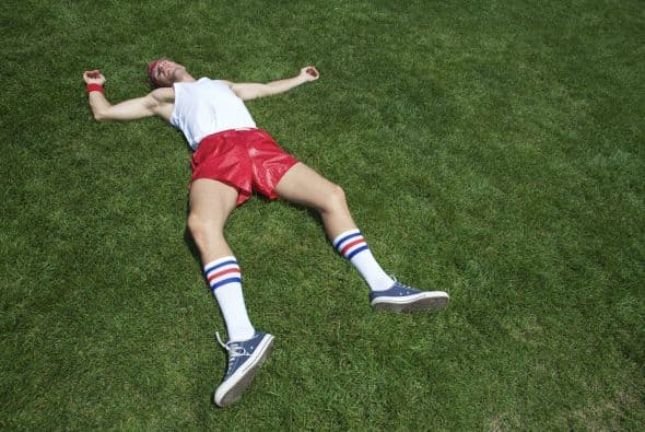 Dedica al menos un día de la semana al descanso, tal como indica la Clínica Mayo.  