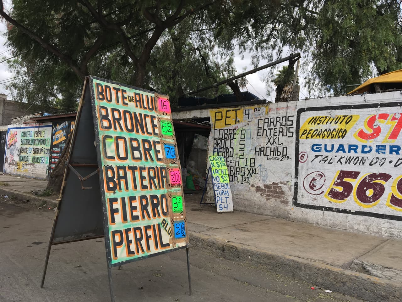 Recyclable materials extracted from the trash are a commodity. A collection center in the Renovación neighborhood, where the majority of the inhabitants lives off the sale of these products, advertises purchase prices to the public.