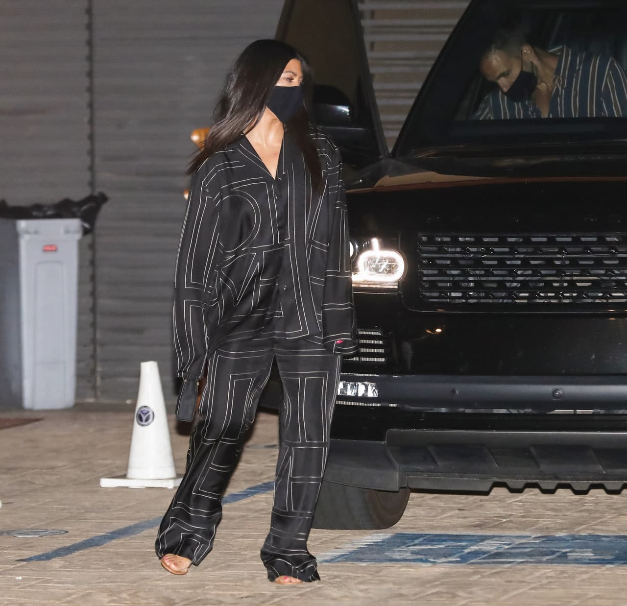 El mes pasado, la mayor de las Kardashian lanzó su primer guiño a su gusto por esta tendencia. También la utilizó para cenar en el Nobu de Malibú. En aquella ocasión llevó un conjunto negro plus size, con un estampado geométrico gris.