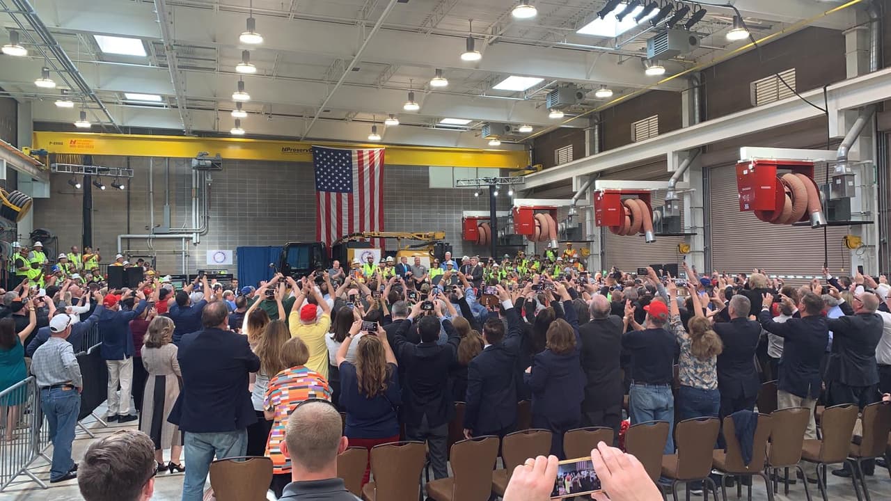 Cientos de personas celebraron la firma de dos órdenes ejecutivas relacionadas con la industria energética durante la visita de Trump a un centro de entrenamiento para ingenieros en Crosby, Texas.