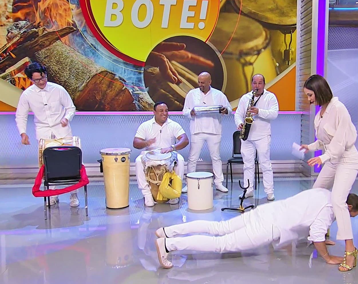 Karla Martínez también se unió al número en el que Alan demostró que los entrenamientos de ejercicio intensivo que realiza a diario están dando frutos.