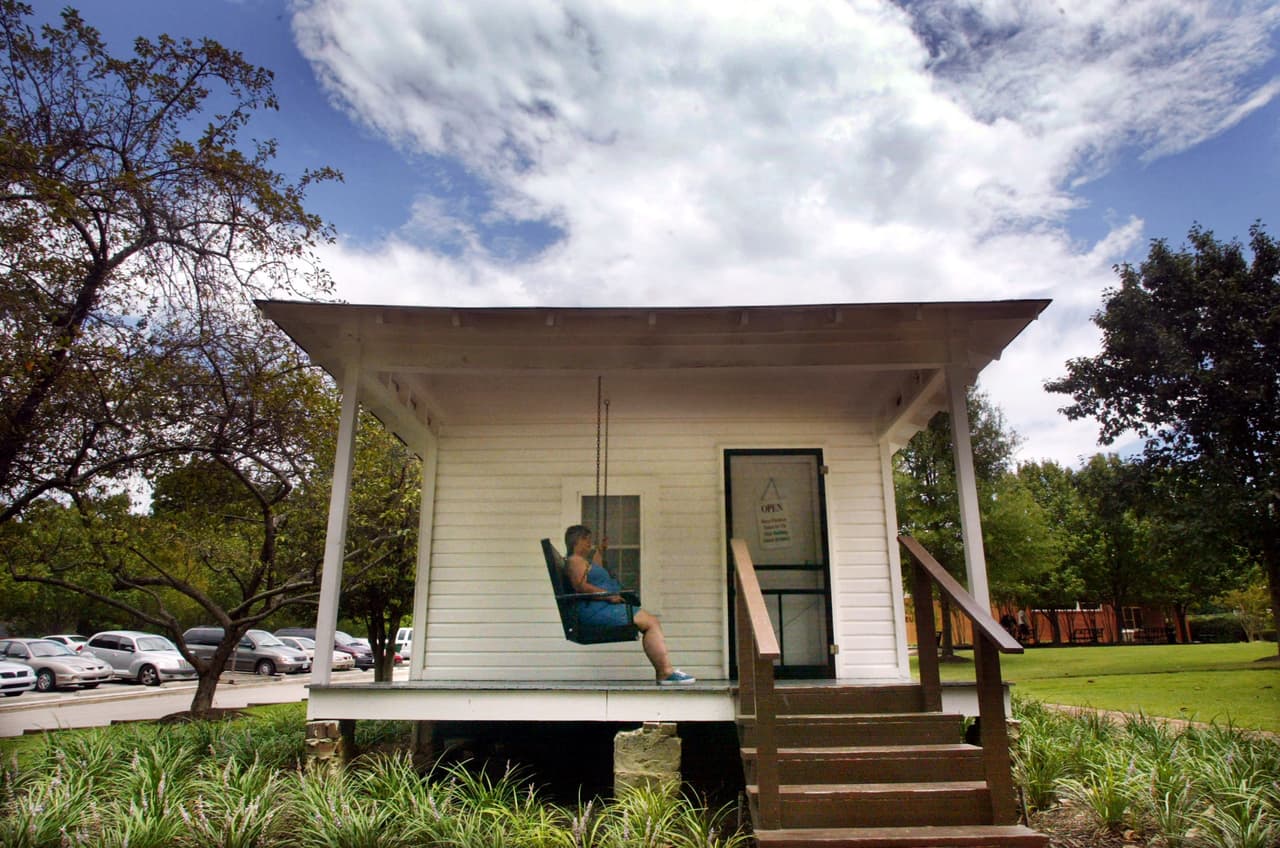 <a href="https://www.usatoday.com/story/news/nation/2021/09/08/what-least-expensive-zip-codes-america-real-estate-covid/5769847001/" target="_blank">24/7 Wall St. revisó los datos proporcionados por ATTOM Data Solutions</a>, un proveedor de datos de bienes raíces y propiedades y determinó:
<br>
<br>
<b>Puesto número 10.</b>
<br>
<br>1. Código postal: 381272.
<br>2. Ubicación: Memphis, Tennessee
<br>3. Precio medio de venta de la vivienda: 45.000 dólares.
<br>4. Mediana de ingresos por hogar: 29.798 dólares.
<br>
<br>El código postal 38127 en Memphis, Tennessee, es uno de los varios en el área metropolitana de Memphis más amplio para reportar algunas de las ofertas de venta de viviendas de menor precio en el último año. Un total de 871 casas del área fueron compradas y vendidas en 2020, y la mediana del precio de venta fue de sólo $45,000.