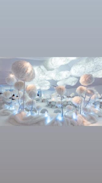 Kim Kardashian fue la anfitriona y decidió recrear un mágico pueblo de nieve en su mansión. 
<br>