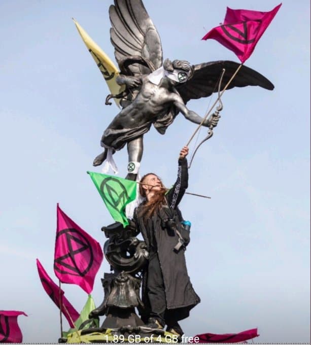 Coleman fue acusado de pintar la embajada brasileña cuando la selva amazónica estaba en llamas. Sus padres lo recordarán por su sonrisa, por la felicidad que le generaba saber que estaba "haciendo lo correcto", 
<b><a href="https://www.facebook.com/carstenjensendk/posts/2784316934988749?__tn__=K-R" target="_blank">escribió Carsten Jensen</a>. </b>