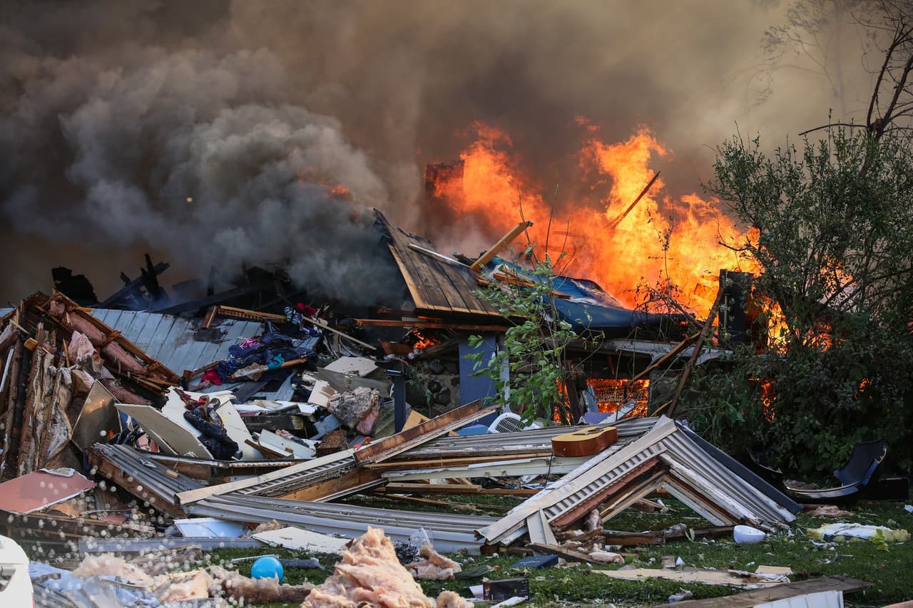 La vivienda de dos pisos terminó incendiándose poco después de escucharse la explosión.