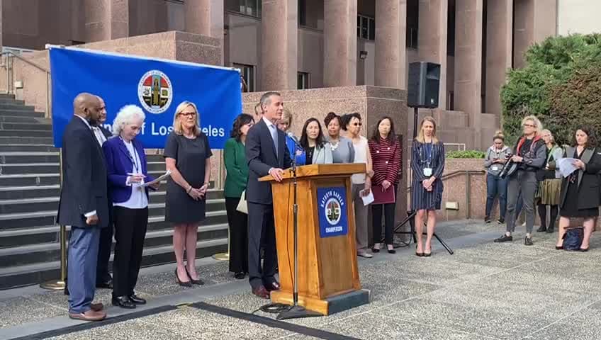 Los condados de Los Ángeles, Riverside, San Bernardino, Orange y San Diego 
<a href="https://public.tableau.com/views/COVID-19CasesDashboard_15931020425010/Cases?%3Aembed=y&%3AshowVizHome=no" target="_blank">lideran la lista de las 58 jurisdicciones</a> de todo el estado con la mayor cantidad de infecciones, muertes y colapso del sistema de salud.