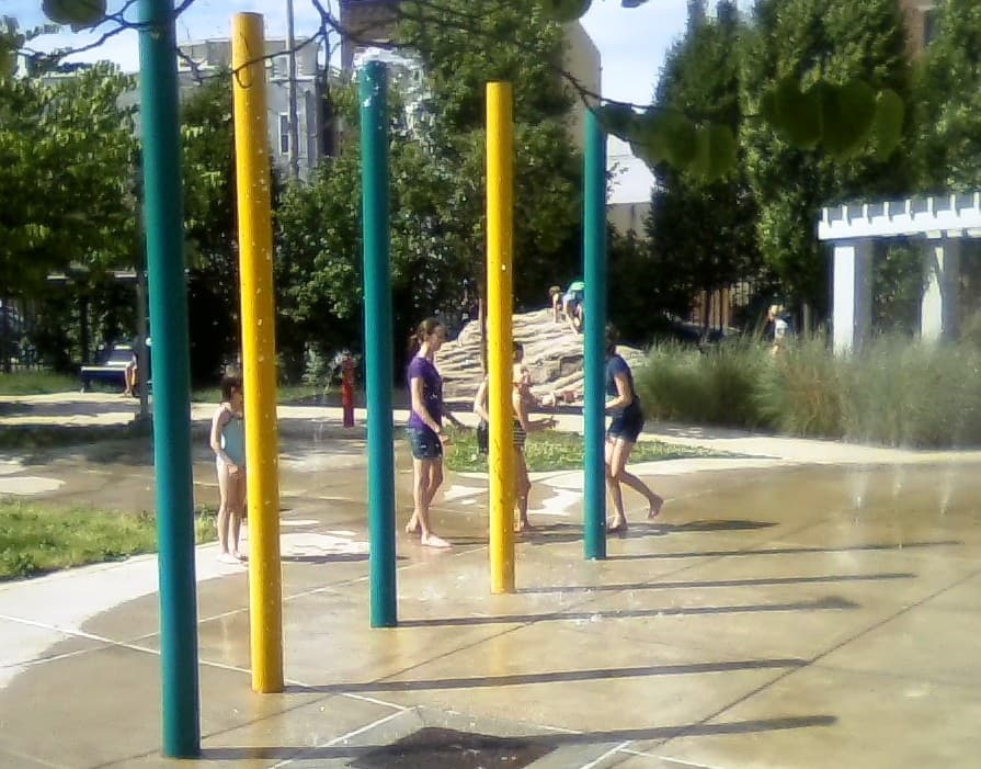 <b>Que traer: </b>Bloqueador solar o camiseta (no todos los campos de rociado tienen áreas sombreadas).
<br>Sandalias o zapatos para el agua. Toalla y ropa seca. Use ropa seca en las áreas de juego secas para evitar condiciones resbaladizas. Juguetes.