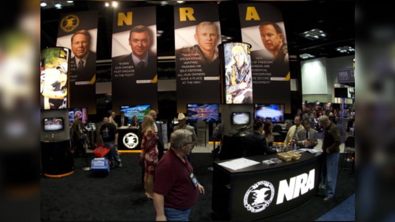 "Permitan que las familias entierren a sus hijos": el alcalde Sylvester Turner pide posponer reunión de la NRA en Houston