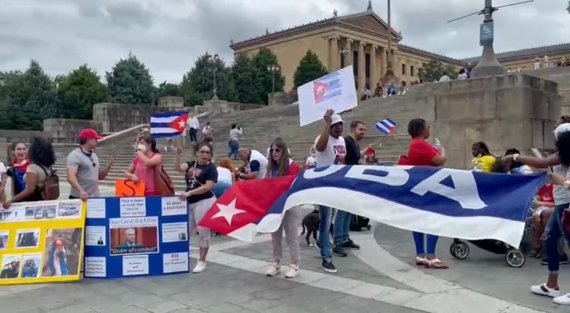 Más de 11 millones de personas llaman hogar a Cuba. La edad promedio de los residentes del país es de 42 años, lo que significa que muchos no vivían durante la Revolución Cubana o cuando Fidel Castro implementó su régimen en 1959. Esto significa que la mayoría de los residentes de la isla solo han conocido sanciones comerciales, escasez, un gobierno autoritario y lo que algunos llaman opresión.