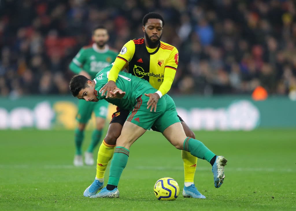 Duelo por la banda entre Neto y Nathaniel Chalobah, el jugador del Watford se queda con el esférico.
