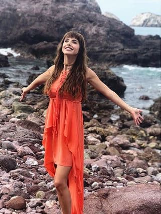 "No, no me siento rara, me siento muy contenta [...]", aseguró la actriz al preguntarle cómo le sentaba su nueva etapa como soltera después de varios años de permanecer en pareja.