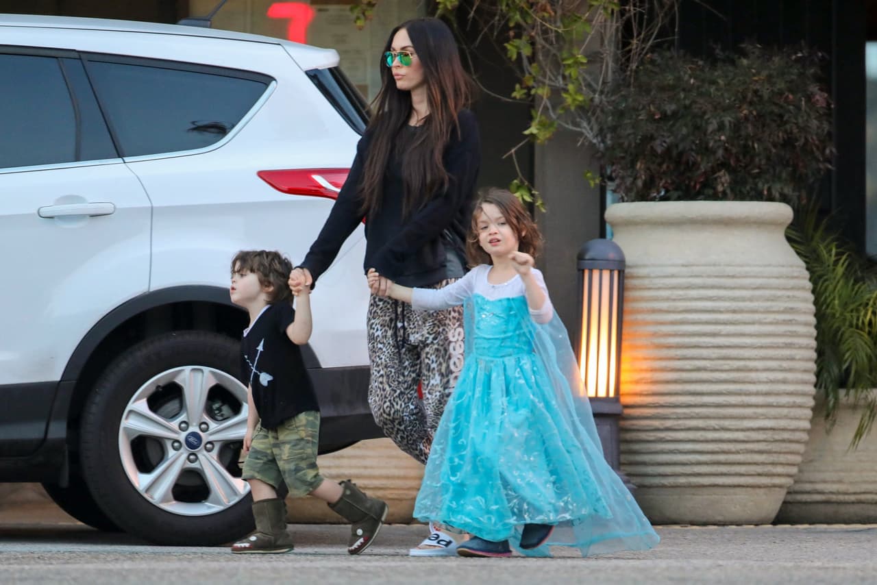 Megan Fox llevó a su hijo Noah vestido como Elsa, de 'Frozen', a comer, junto a su otro pequeño Bodhi.