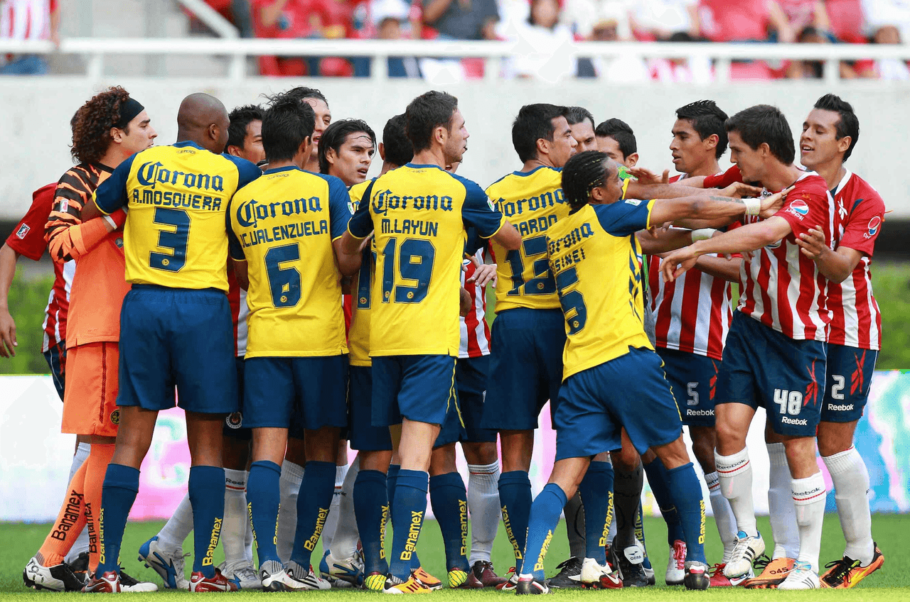 El Clásico se calentó, nada extraño y, al contrario, muy común ver este tipo de imágenes en los enfrentamientos históricos.