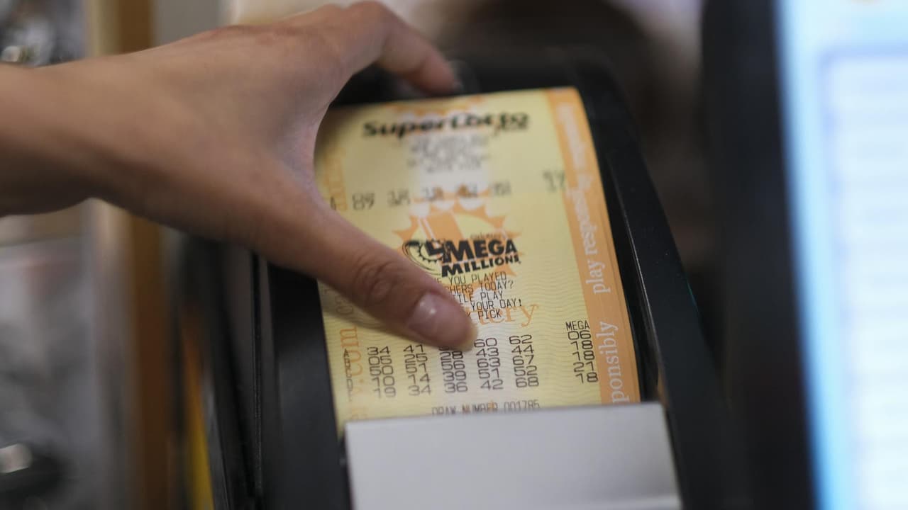 <b>Mira también: </b>Una persona en el área de Des Plaines, en Illinois, se convirtió en la ganadora del Mega Millions, que alcanzó un acumulado de más de $1,300 millones. El afortunado tendrá la opción de recibir parte del acumulado en un único pago de $780 millones o el premio completo, pero dividido en 29 pagos anuales. El dueño de la tienda donde se vendió el boleto ganador obtendrá medio millón de dólares y el estado también recibirá una parte para invertir en escuelas públicas, entre otras cosas. 
<b>Lee más de esta noticia en <a href="https://www.univision.com/noticias/estados-unidos/sorteo-de-mega-millions-viernes-29-de-julio-un-boleto-illinois-premio-mayor-de-1-280-millones" target="_blank">Univision.</a></b>
