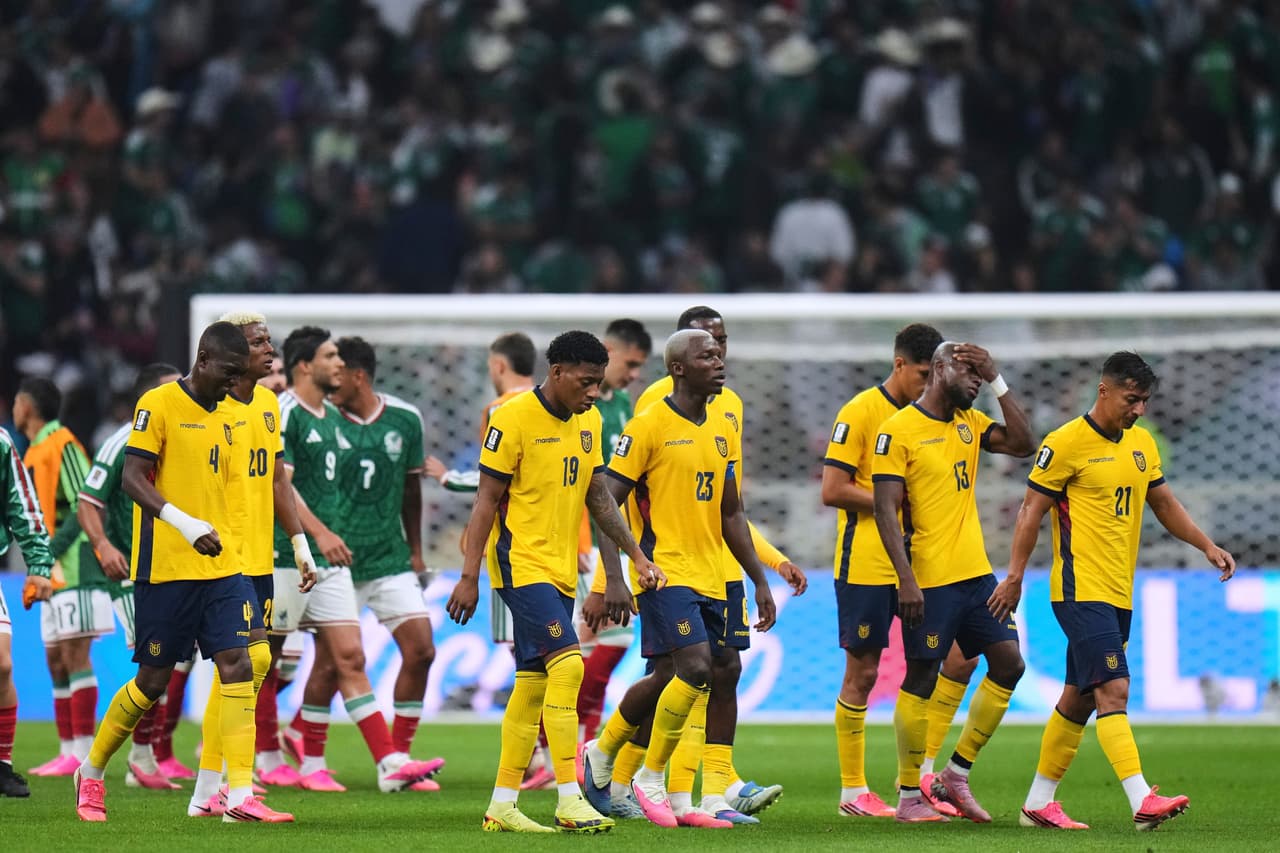 Jugadores de Ecuador abandonan el campo al descanso durante el partido de la fase de dieciseisavos de final del Mundial de fútbol entre México y Ecuador en Ciudad de México, el martes 30 de junio de 2026.