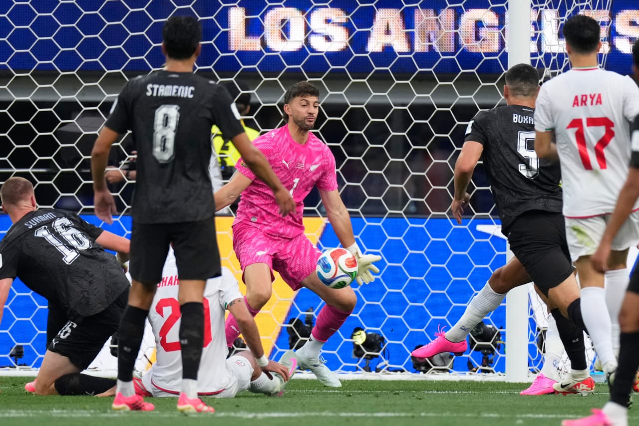 El portero neozelandés Max Crocombe (1) no logra evitar el primer gol de Irán, marcado por Ramin Rezaeian, durante el partido de fútbol del Grupo G de la Copa del Mundo entre Irán y Nueva Zelanda.