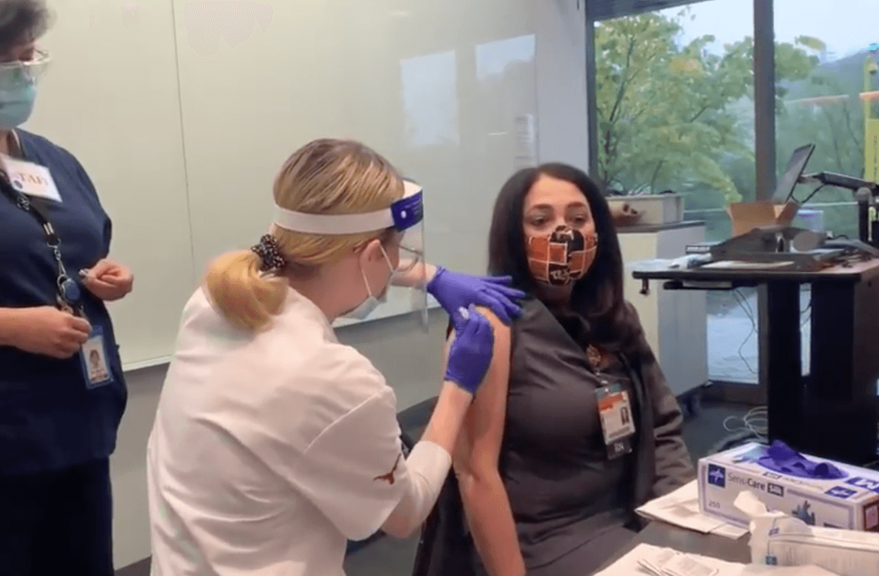 "Lo hice porque quiero ayudar a mi comunidad y alguien tiene que empezar", dijo Stephanie Vasquez, enfermera de UT Health Austin y una de las primeras personas que se vacunaron este martes.