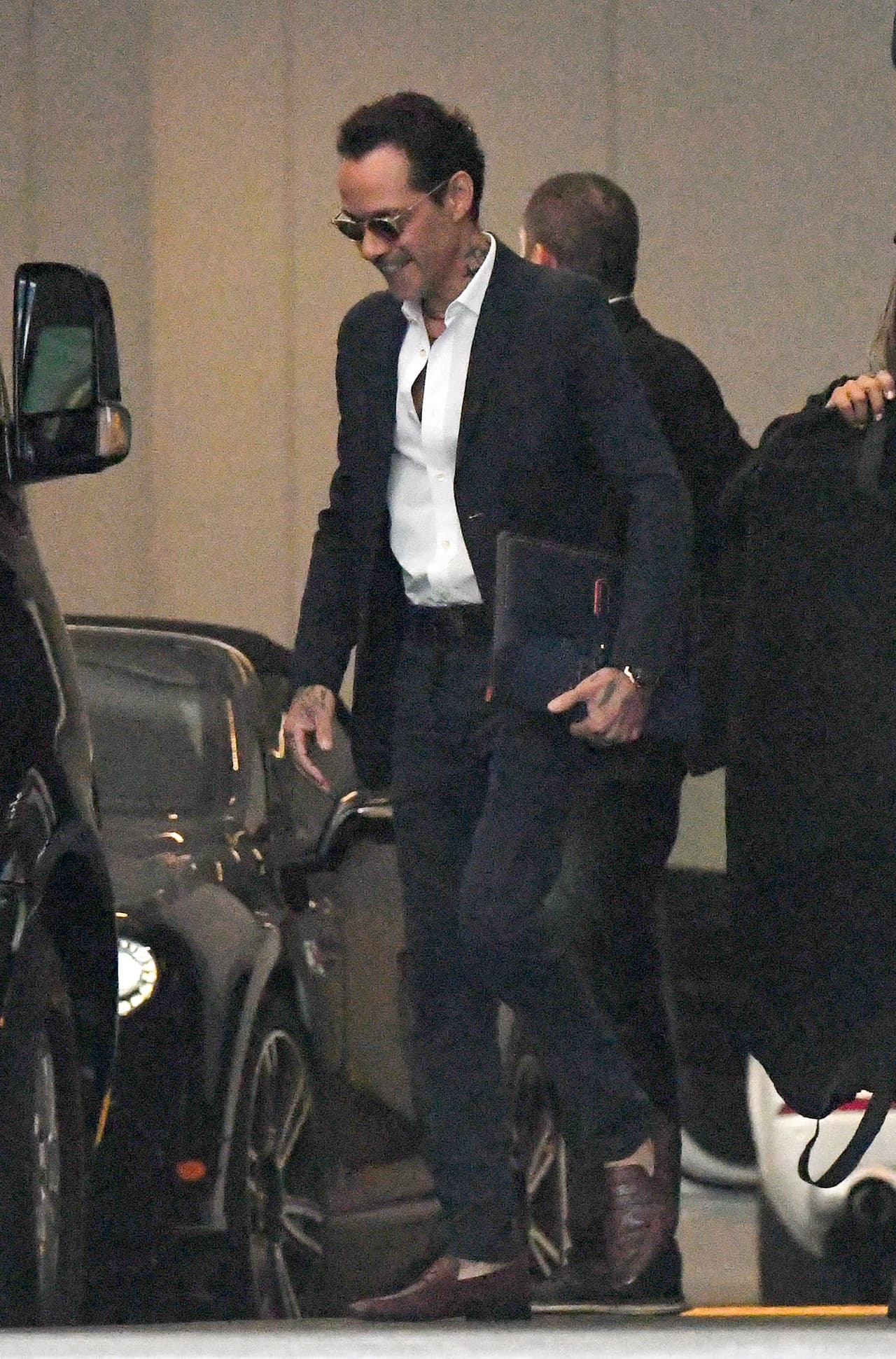 Por su parte, Marc Anthony también vistió casual con jeans y saco negros que contrastó con una camisa blanca, muy a su estilo.