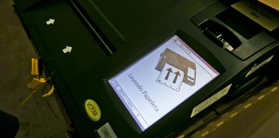 Si no hay problemas con su papeleta, o una vez haya echo los cambios correspondientes, la máquina le notificará que su voto está siendo leído y que fue procesado.