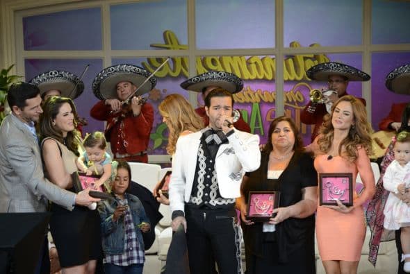 Pablo Montero le cantó a las mamitas