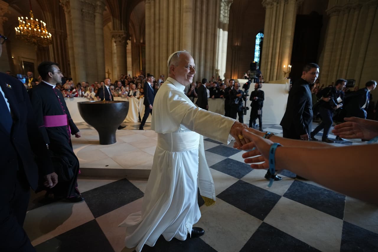 El papa León XIV estrecha la mano tras la celebración de las vísperas en la catedral de Notre-Dame de París, el viernes 25 de septiembre de 2026.