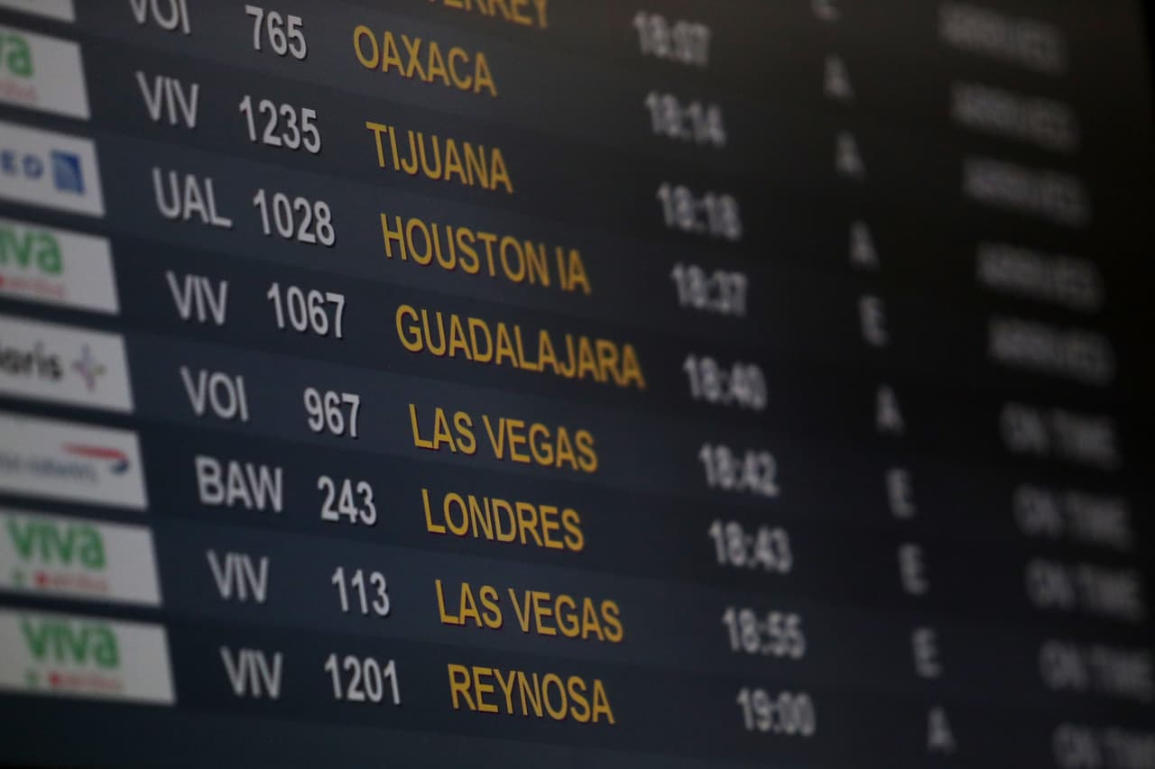 México ha suspendido las órdenes de permanecer en casa en algunas áreas y ha reanudado algunas operaciones comerciales y de transporte. Por otro lado, el 
<b><a href="https://www.univision.com/local/arizona-ktvw/extienden-el-cierre-parcial-de-la-frontera-con-mexico-hasta-mayo-por-el-coronavirus-video">cierre temporal de la frontera de con México</a></b> debido a coronavirus permanece hasta mayo.