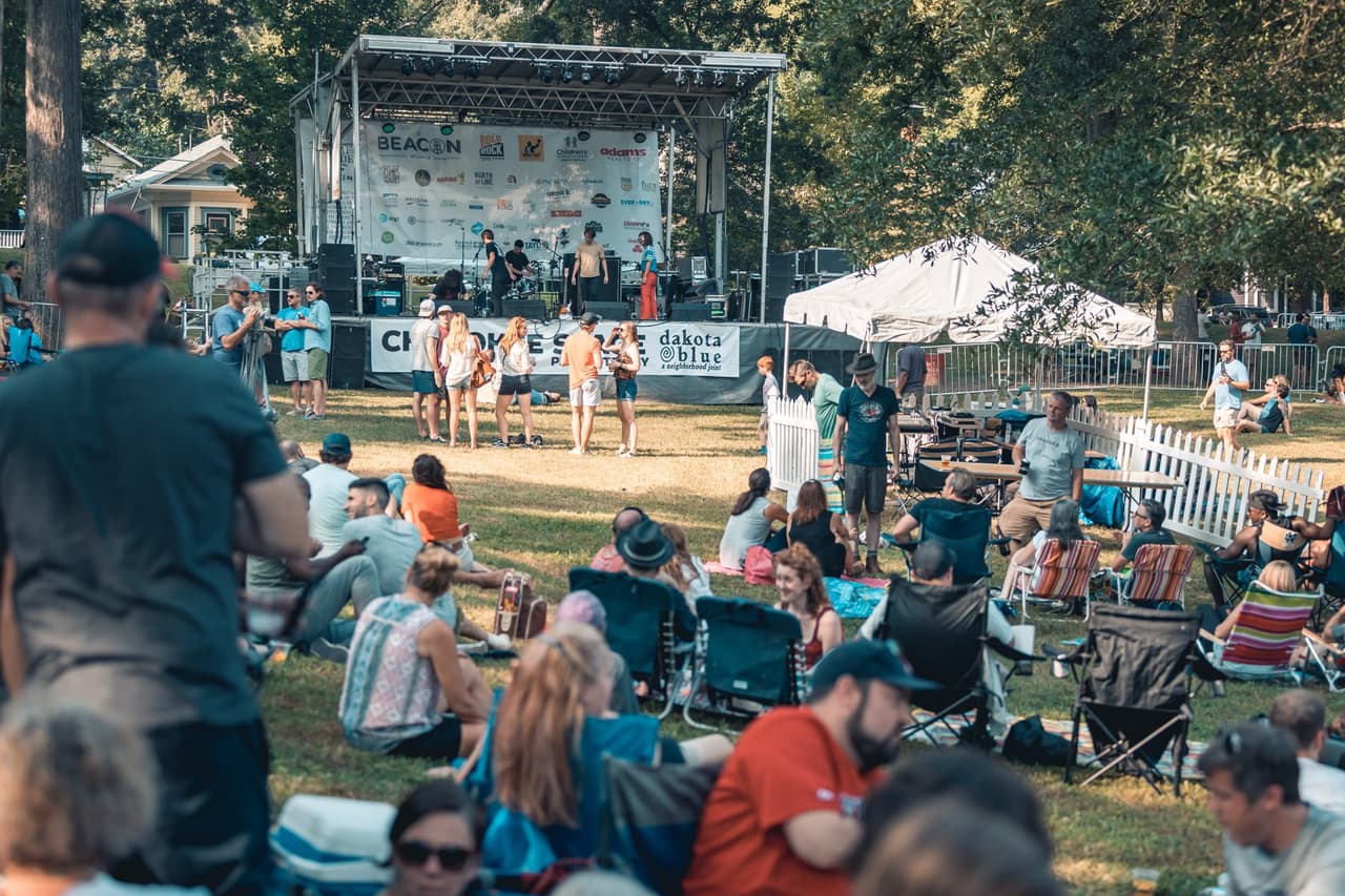 <b>Grant Park Summer Shade Festival</b>
<br>
<b>Fechas</b>: 26y 27 de agosto
<br>
<b>Lugar</b>: Grant Park. 800 Cherokee Ave. Atlanta, GA. 30315
<br>
<b>Sitio web</b>: 
<a href="https://www.summershadefestival.org/">https://www.summershadefestival.org/</a> 
<br>
<br>El evento reúne a una variedad de artistas regionales y locales, vendedores de comida y entretenimiento musical.