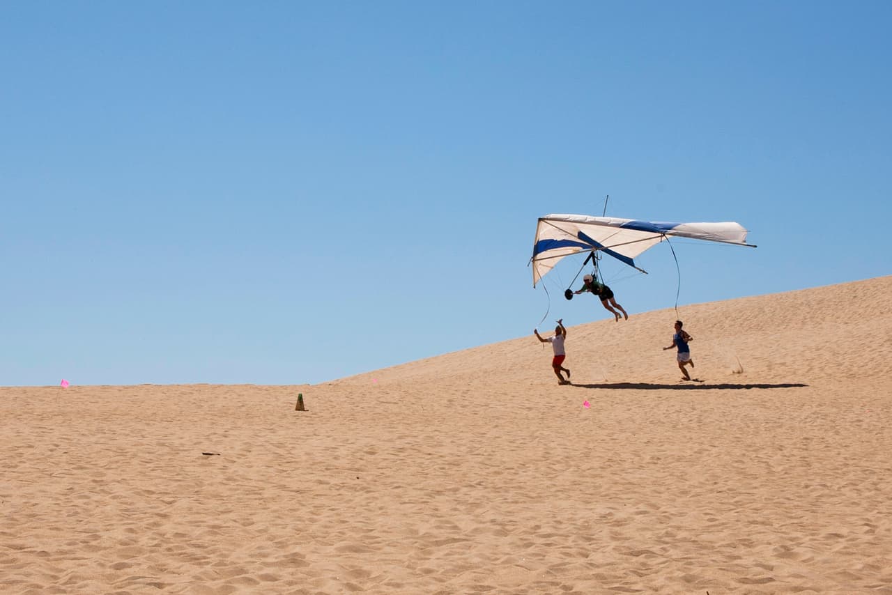<b>Puesto 8. Nags Head, Carolina del Norte. </b>Pasar tiempo bajo el sol es la razón principal para viajar a esta ciudad. Las imponentes dunas en el parque estatal Jockey's Ridge (en la foto) y los excelentes lugares de pesca atraen a viajeros con diferentes intereses. Puede conocer los faros de Nags Head o buscar aves y tortugas marinas en el Refugio Nacional de Vida Silvestre de Pea Island. El otoño y la primavera son las mejores temporadas porque hay menos gente y bajan los precios del alojamiento.
<br>