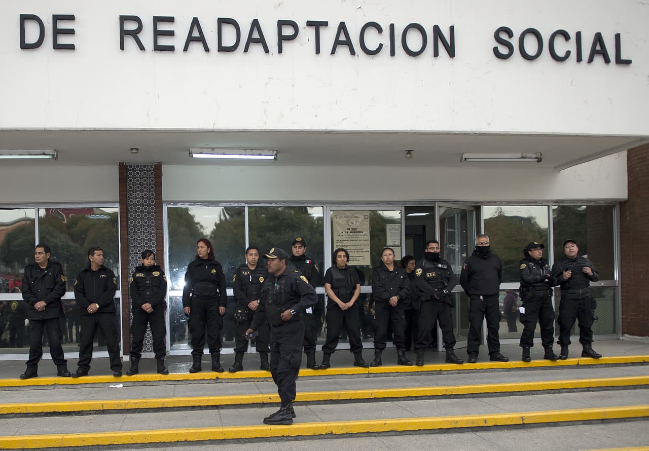 Autoridades mexicanas alertan de la fuga de un reo y lo encuentran un día después escondido en un muro del baño
