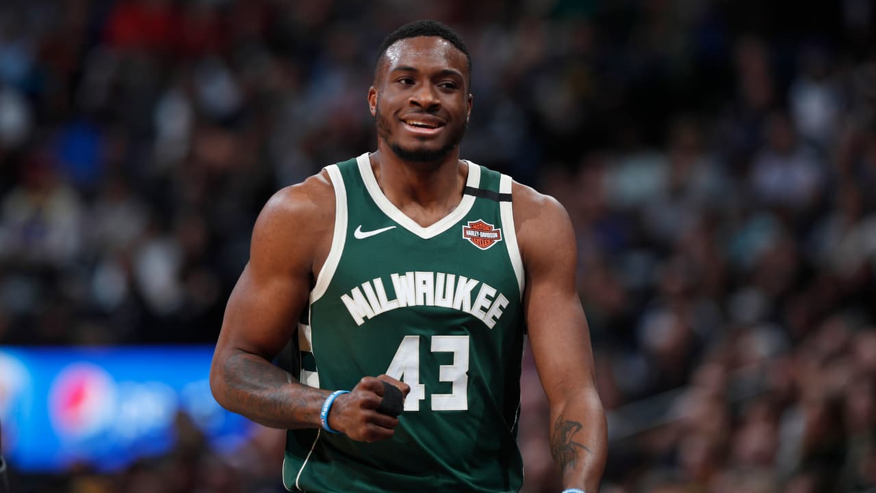 Thanasis también juega para los Milwaukee Bucks y comparte cancha con su hermano.
