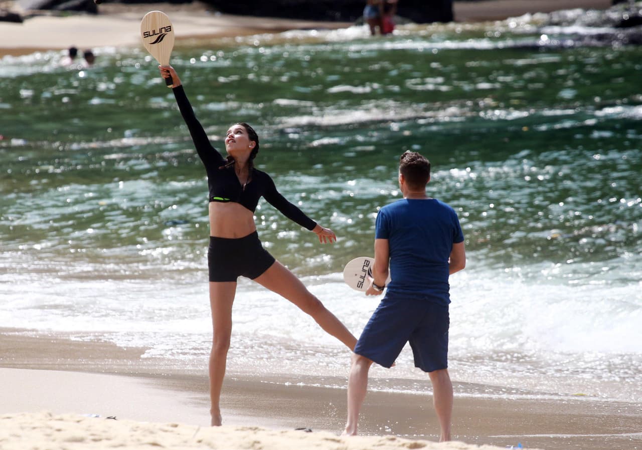 Las modelos y el presentador jugaron a la orilla del mar.