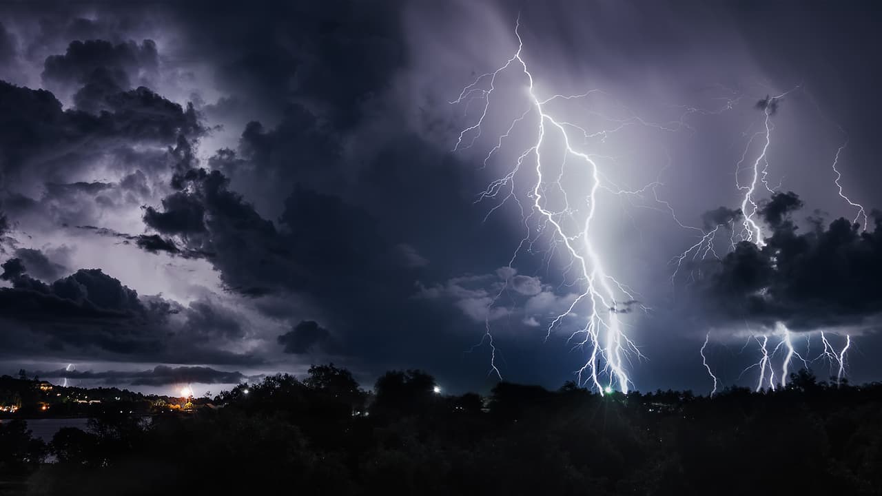 Protégete y protege a los tuyos:
<br>- Mantente
<b>alejado de puertas y ventanas</b> con componentes metálicos.
<br>- Mantente alejado de balcones, porches y fuera de garajes abiertos.
<br>- No te acuestes en pisos de concreto ni te apoyes contra paredes de concreto.
<br>- Protege a sus mascotas: Las casas para perros no son refugios seguros.