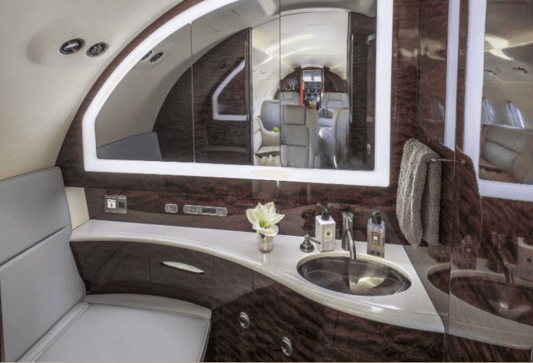 La velocidad que puede llegar a alcanzar la aeronave es de 900 kilómetros por hora.