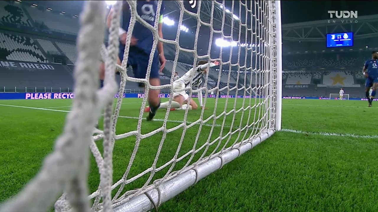 ¡CERCA! Federico Chiesa disparó que se estrella en el poste.