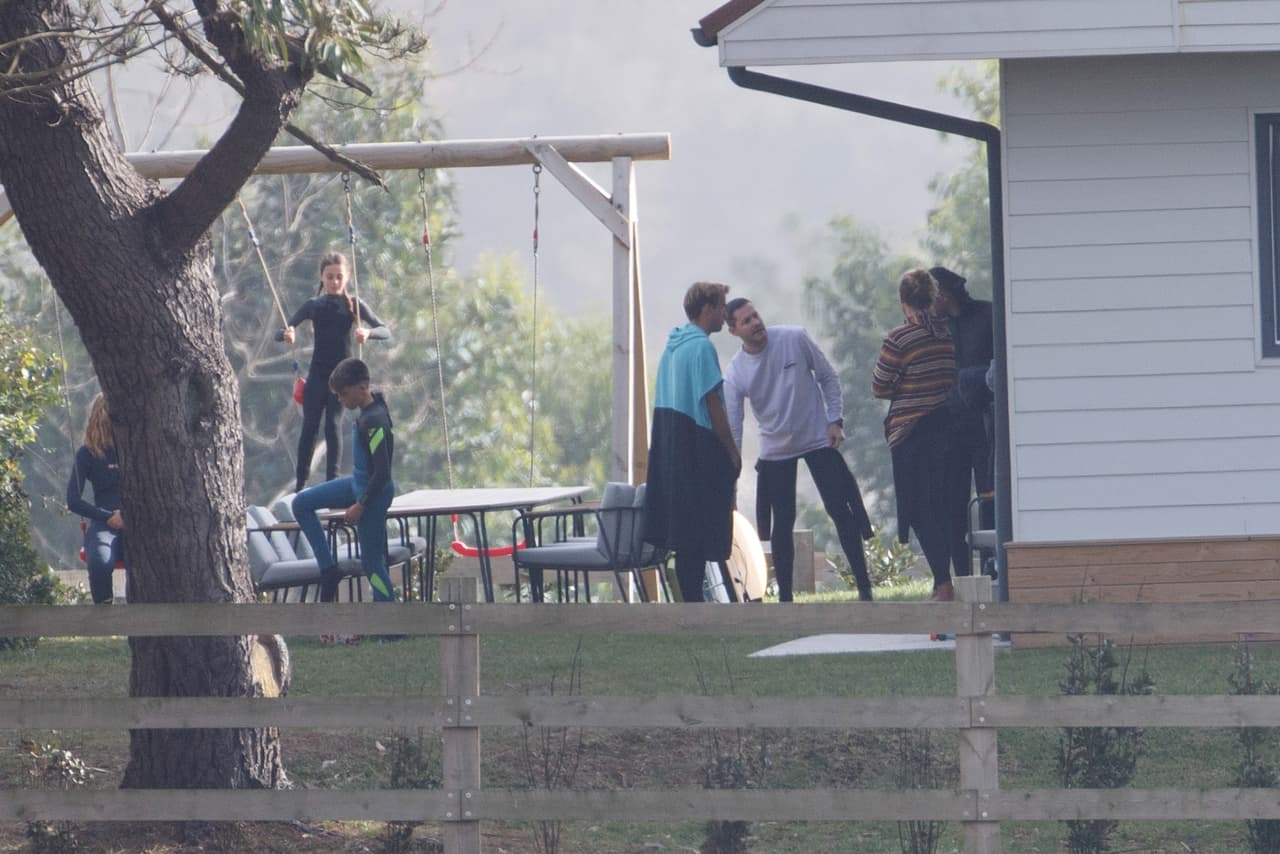 El periodista español reveló que el entrenador se habría hospedado en la misma casa que la intérprete de ‘Te felicito’, Milan y Sasha.
<br>