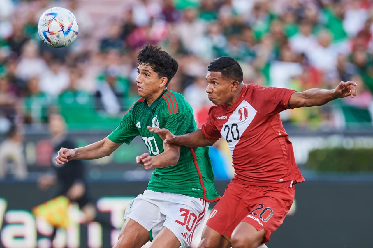 El 'Chucky' Lozano fuie el héroe en un partido apretado que se perfilaba para un empate sin goles.