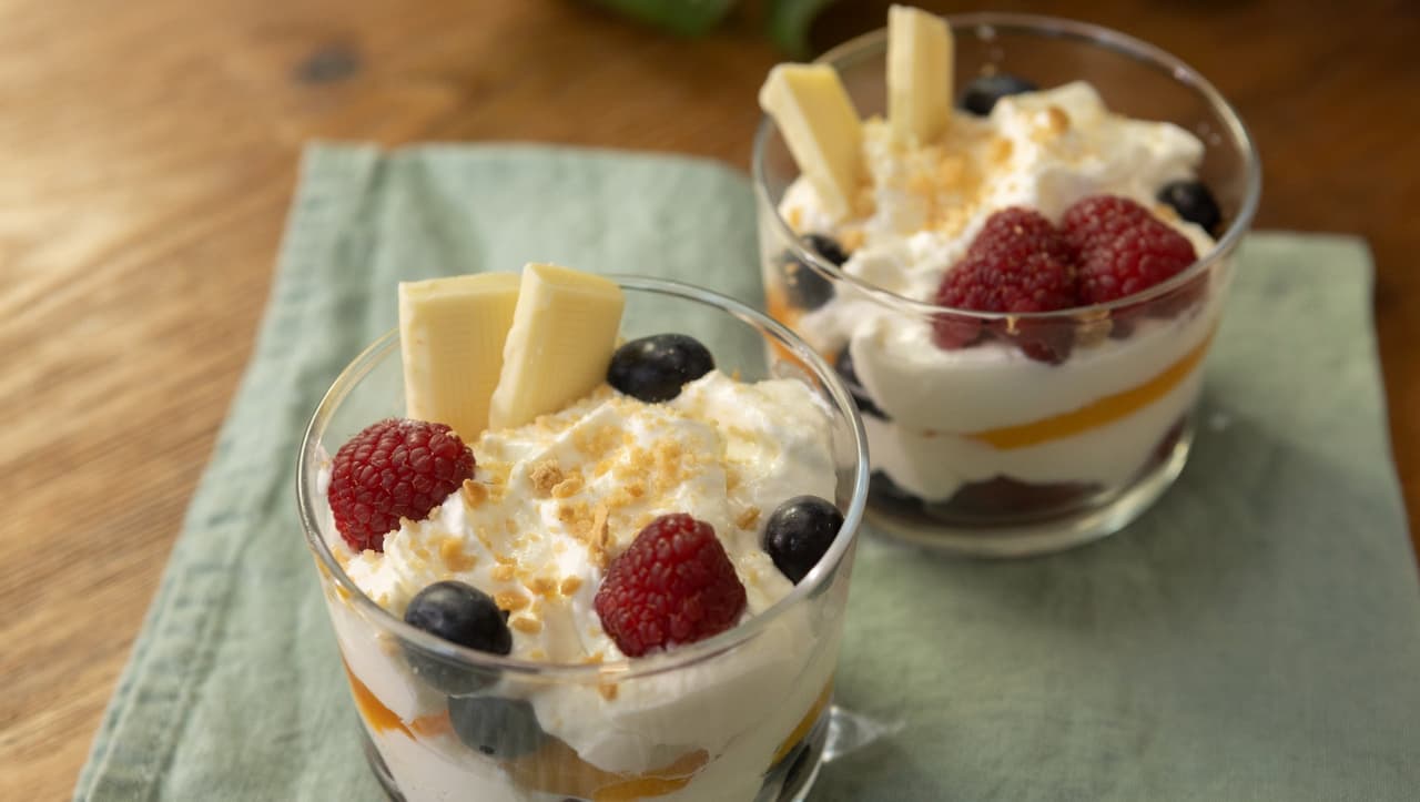 Postre de tres leches con fruta: muy cremoso y en 15 minutos