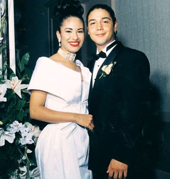 Algunas personas que han visto esta fotografía piensan que es de la boda de Selena, pero en realidad es de la boda de su hermana Suzette.