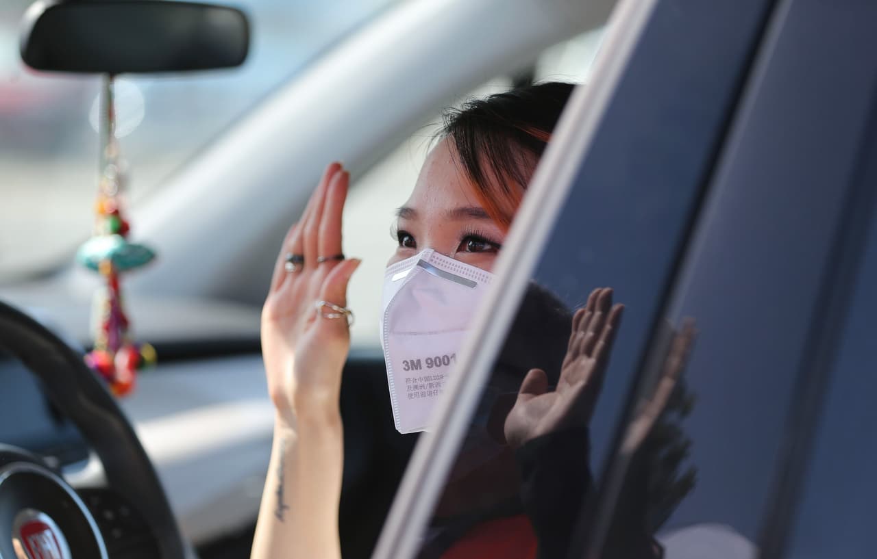 Una mujer es juramentada como nueva ciudadana estadounidense desde su vehículo en una ceremonia de naturalización en Santa Ana, el 29 de julio.