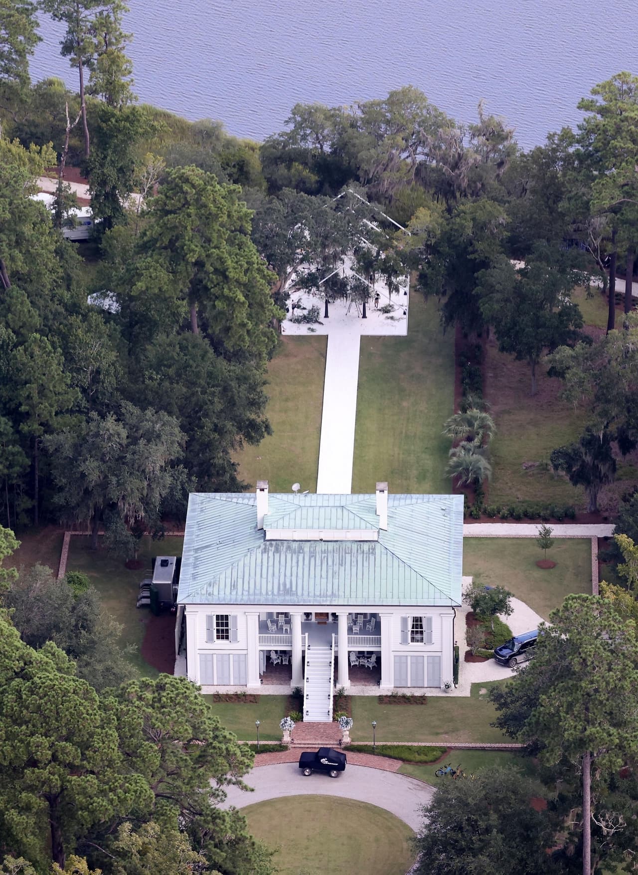 De acuerdo con Daily Mail, la lujosa boda de Ben y Jennifer, quien lució 
<a href="https://www.univision.com/famosos/vestido-novia-jlo-boda-con-ben-affleck-ralph-lauren-fotos">un vestido de novia Ralph Lauren</a>, tuvo un costo total de 400,000 dólares y fue planeada durante cuatro meses. 
<br>