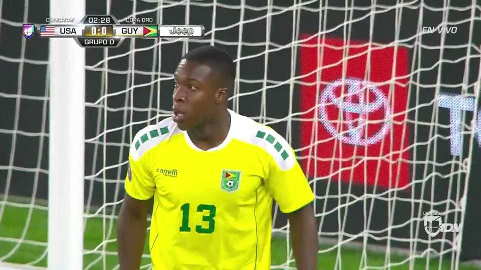 Tiro desviado de Weston McKennie