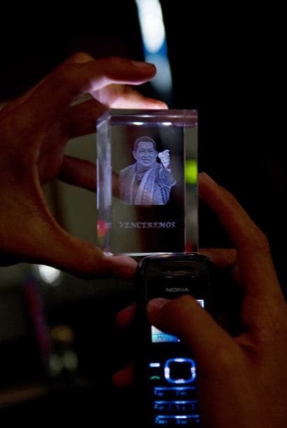 Y también hacen experiementos con los más diversos materiales, como esta imagen de Chávez que está dentro de un cristal.