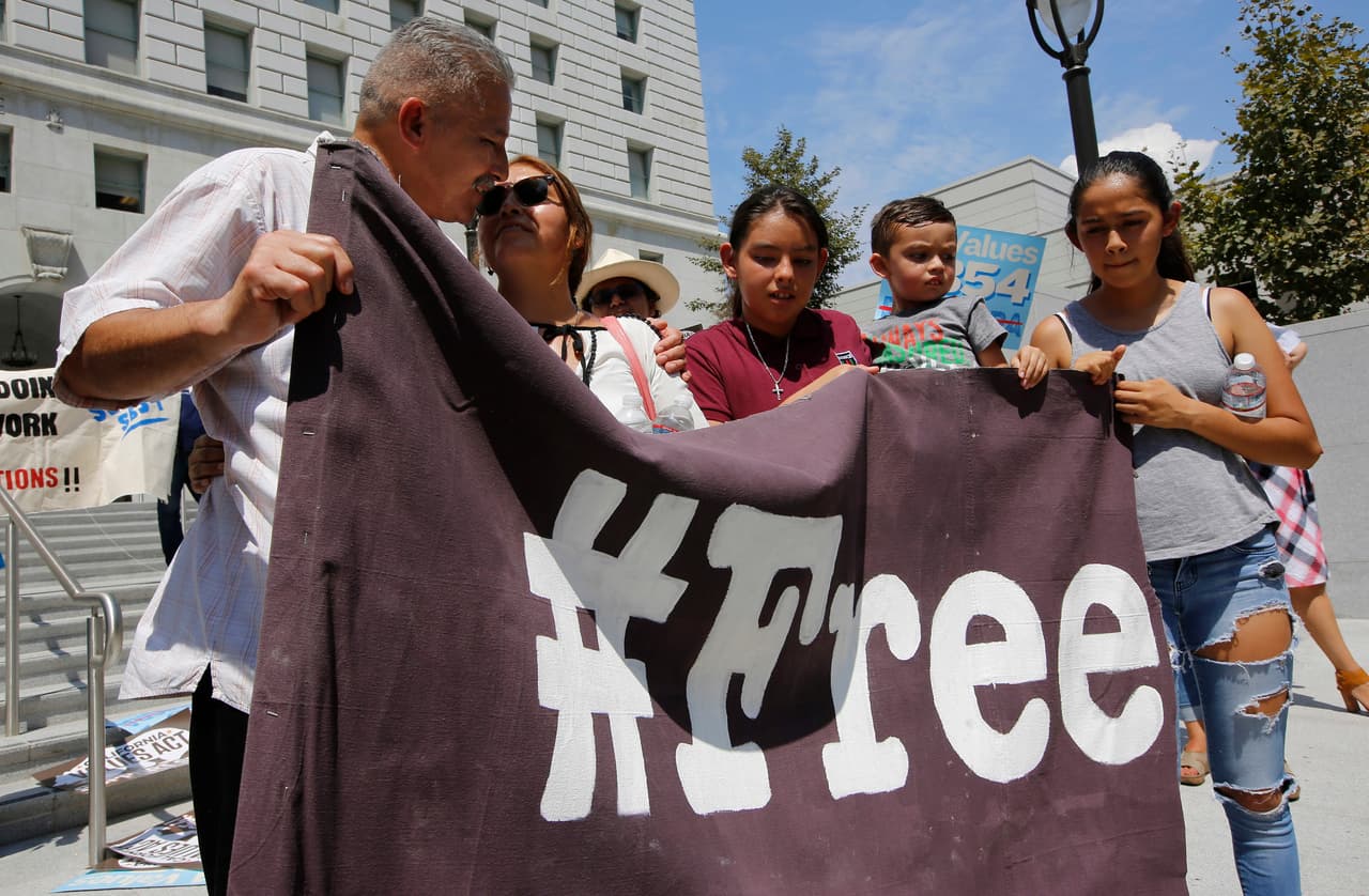 Reciben como héroe a Rómulo Avélica, el padre indocumentado que logró parar su deportación