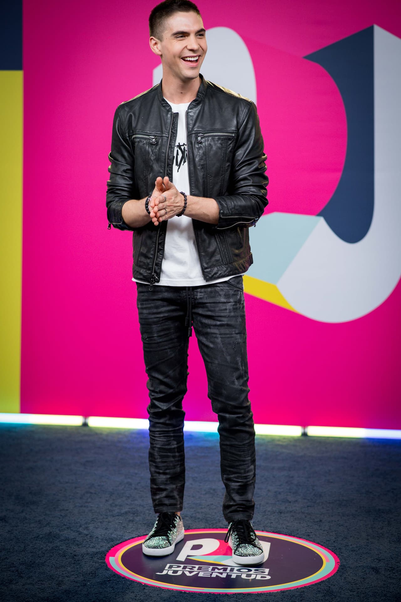 Johann Vera, quien fue el encargado de abrir la noche de Premios Juventud 2018 con el estreno de su tema 'Astronauta', llegó a la gala musical utilizando una t-shirt de Yohji Yamamoto y una chaqueta John Varvatos.