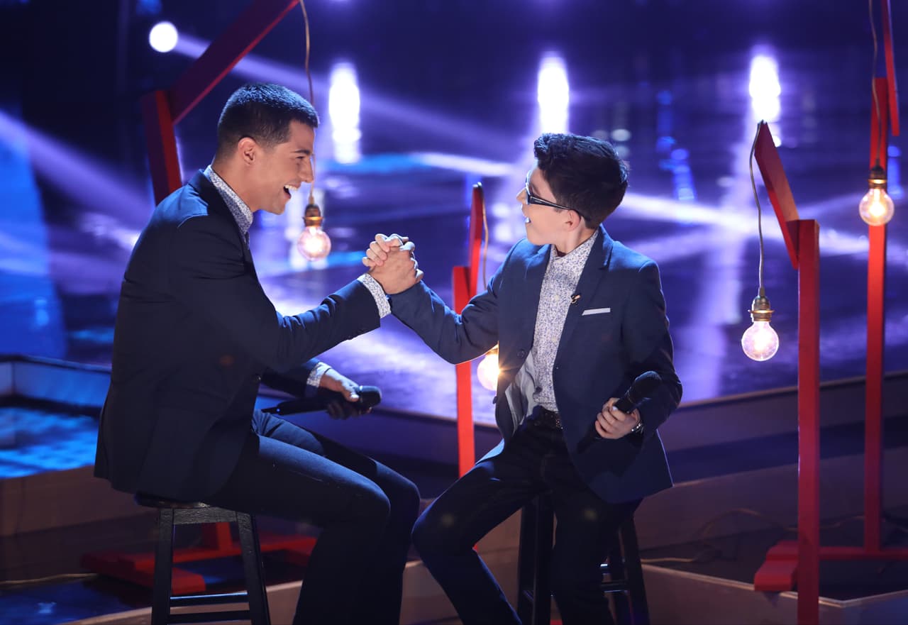 Es por eso que el juez se le unió en el escenario para realizar un dueto.