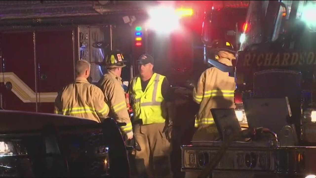 Mueren dos en aparatoso choque de dos autos que se encontraron de frente en una autopista de Dallas