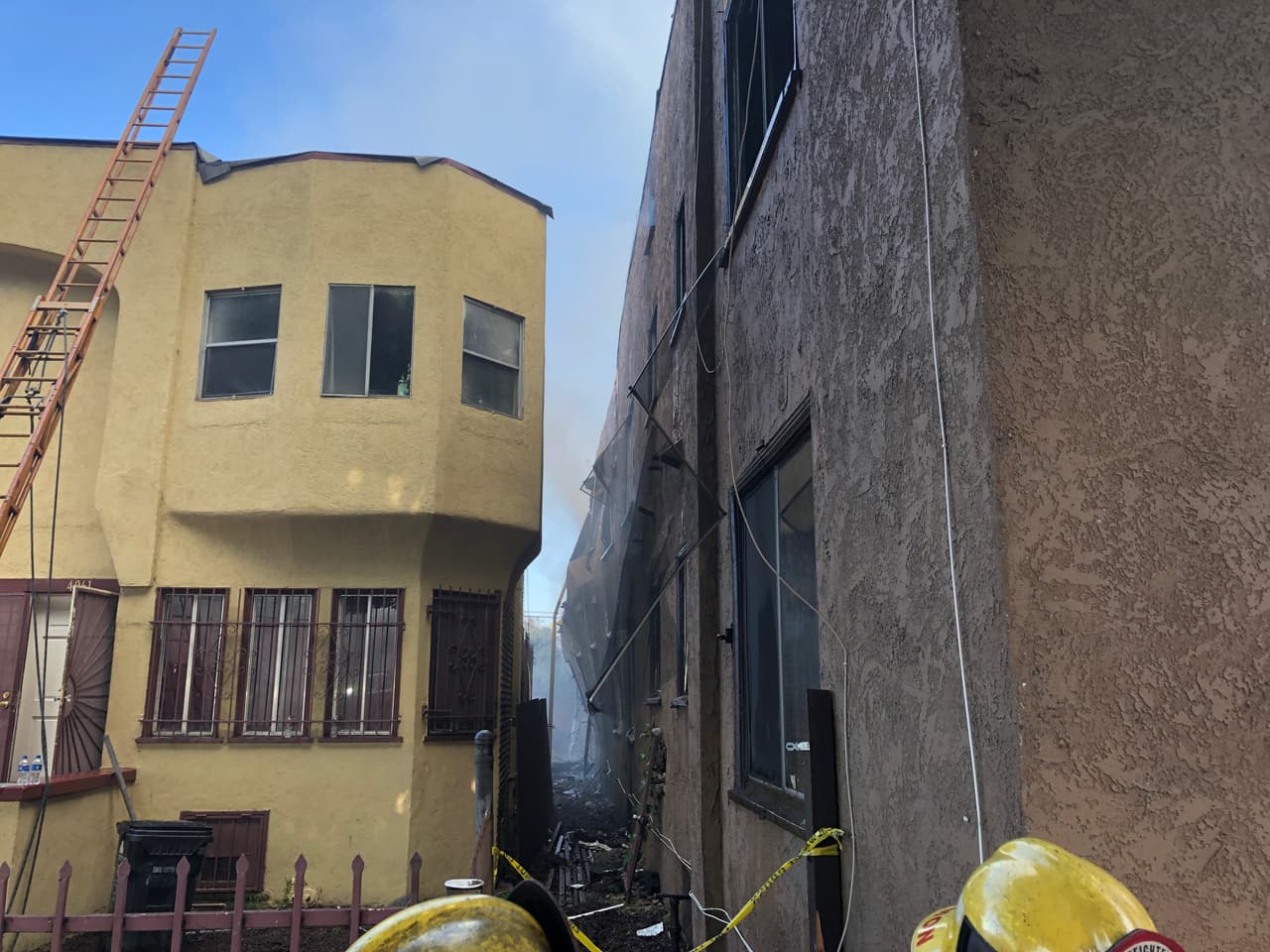 El fuego alcanzó otras edificaciones en el centro de la ciudad.